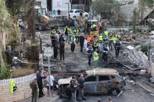 Các đội cứu hộ của Israel tại hiện trường vụ tấn công bằng tên lửa ở Kiryat Bialik, miền Bắc Israel ngày 22/9/2024. Ảnh: EPA.