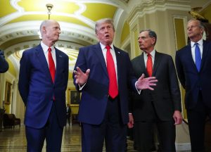 Tổng thống Donald Trump (ở giữa) phát biểu trước giới truyền thông khi ông rời đi cùng (từ trái sang phải) Thượng nghị sĩ Mike Lee (Đảng Cộng hòa, bang Utah), Thượng nghị sĩ Rick Scott (Đảng Cộng hòa, bang Florida), Lãnh đạo phe đa số Thượng viện John Barrasso (Đảng Cộng hòa, bang Wyoming) và Lãnh đạo phe đa số Thượng viện John Thune (Đảng Cộng hòa, bang Nam Dakota) sau cuộc gặp với các thượng nghị sĩ Đảng Cộng hòa tại Điện Capitol Hoa Kỳ hôm thứ Tư ở Washington, DC. Kevin Dietsch/Getty Images