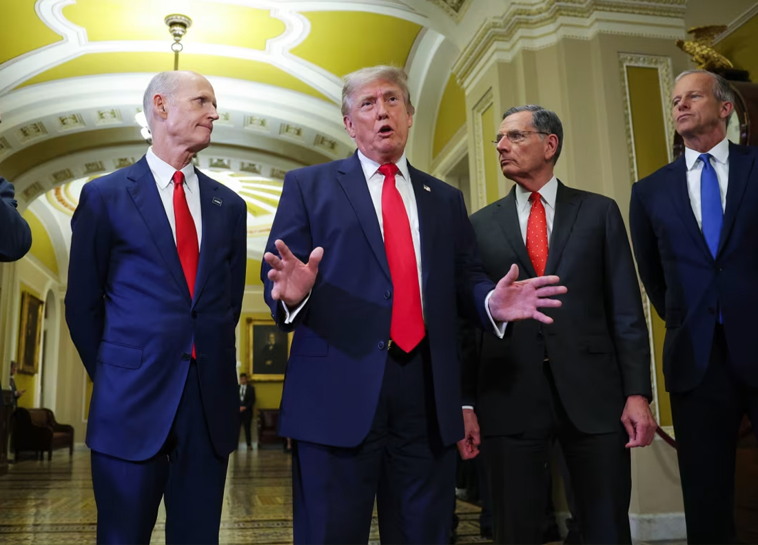 Tổng thống Donald Trump (ở giữa) phát biểu trước giới truyền thông khi ông rời đi cùng (từ trái sang phải) Thượng nghị sĩ Mike Lee (Đảng Cộng hòa, bang Utah), Thượng nghị sĩ Rick Scott (Đảng Cộng hòa, bang Florida), Lãnh đạo phe đa số Thượng viện John Barrasso (Đảng Cộng hòa, bang Wyoming) và Lãnh đạo phe đa số Thượng viện John Thune (Đảng Cộng hòa, bang Nam Dakota) sau cuộc gặp với các thượng nghị sĩ Đảng Cộng hòa tại Điện Capitol Hoa Kỳ hôm thứ Tư ở Washington, DC. Kevin Dietsch/Getty Images
