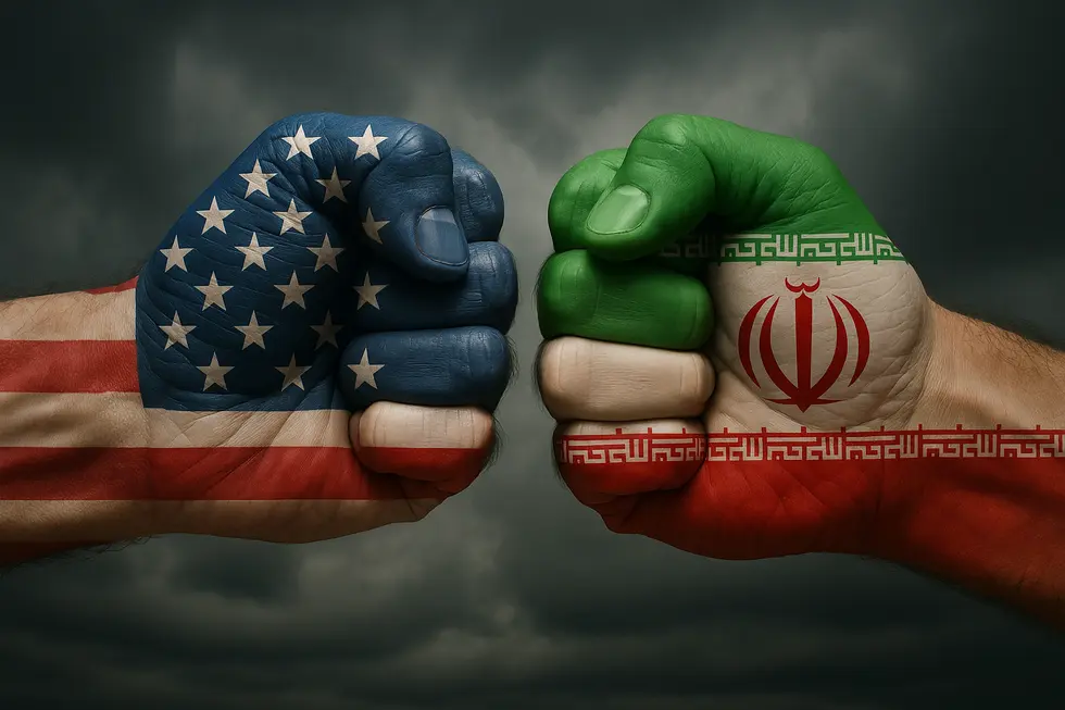 Tàu chiến đối đầu giữa Mỹ và Iran tại eo biển Hormuz.