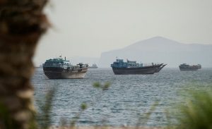 Tàu thuyền đi qua eo biển Hormuz, Oman, ngày 22/5/2026