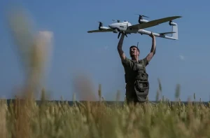 Một quân nhân Ukraine ở tỉnh Kharkiv ngày 19.6 phóng máy bay không người lái loại trinh sát tầm trung, Vector, về phía các vị trí của binh sĩ NgaReuters