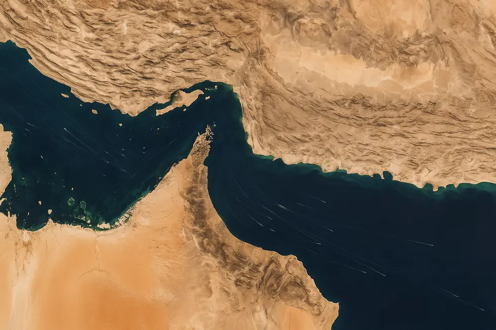 Eo biển Hormuz từ không gian với tuyến đường dầu khí và bờ biển Trung Đông.
