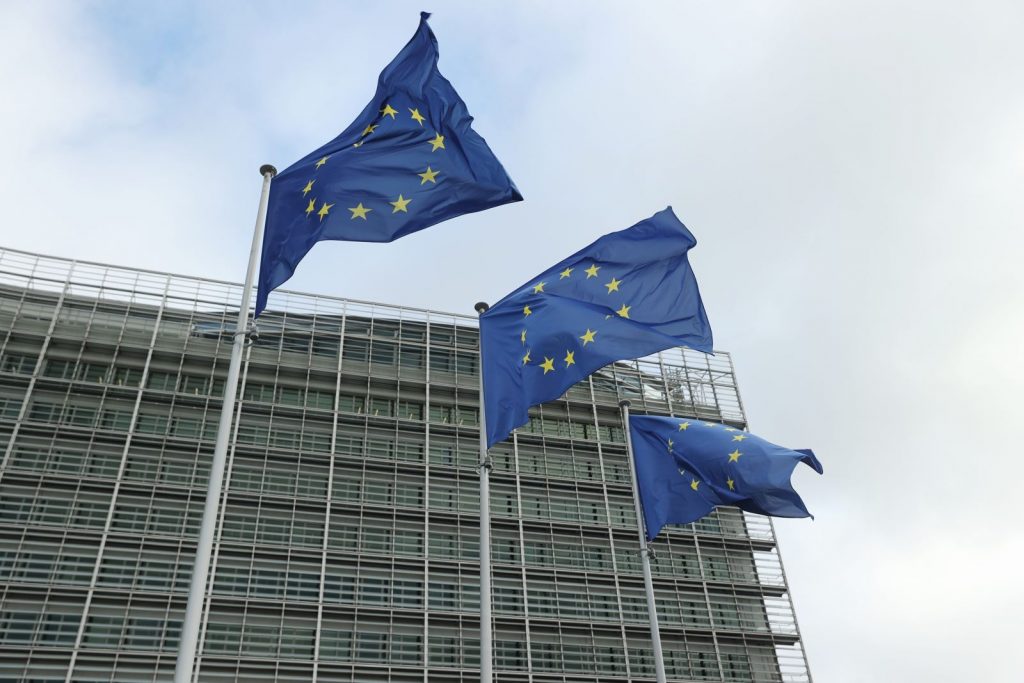 EU chính thức “tuýt còi”: Cấm toàn diện doanh nghiệp giao dịch LNG Nga từ 2027, bít cửa trung chuyển