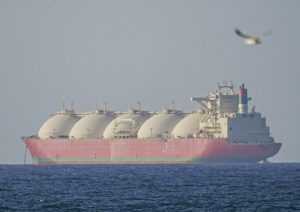 Con tàu di chuyển qua eo biển Hormuz. Ảnh: AA/TTXVN