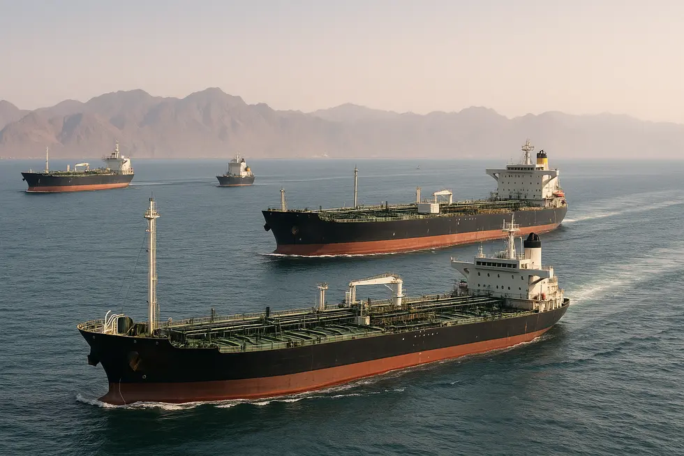 Tàu chiến đối đầu giữa Mỹ và Iran tại eo biển Hormuz.