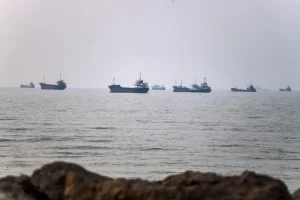 Các tàu thương mại tại eo biển Hormuz gần Bandar Abbas, Iran, tháng trước.Amirhosein Khorgooi / AP file