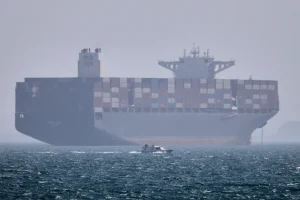 Eo biển Hormuz vẫn là điểm nghẽn quan trọng đối với nguồn cung năng lượng toàn cầu, và sự gián đoạn có thể ảnh hưởng đến giá nhiên liệu, thương mại và kế hoạch kinh tế trên khắp châu Phi [Ảnh: Amirhosein Khorgooi/ISNA qua AP Photo]