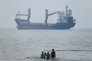 Tàu hàng neo đậu ở eo biển Hormuz ngoài khơi Bandar Abbas, Iran, ngày 30/6. Ảnh: AP