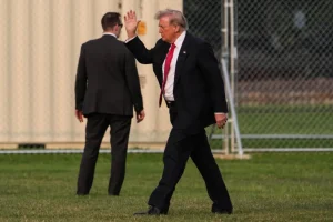 Tổng thống Mỹ Donald Trump đến Nhà Trắng sau khi đáp xuống bằng chuyên cơ Marine One [Julia Demaree Nikhinson/The Associated Press]