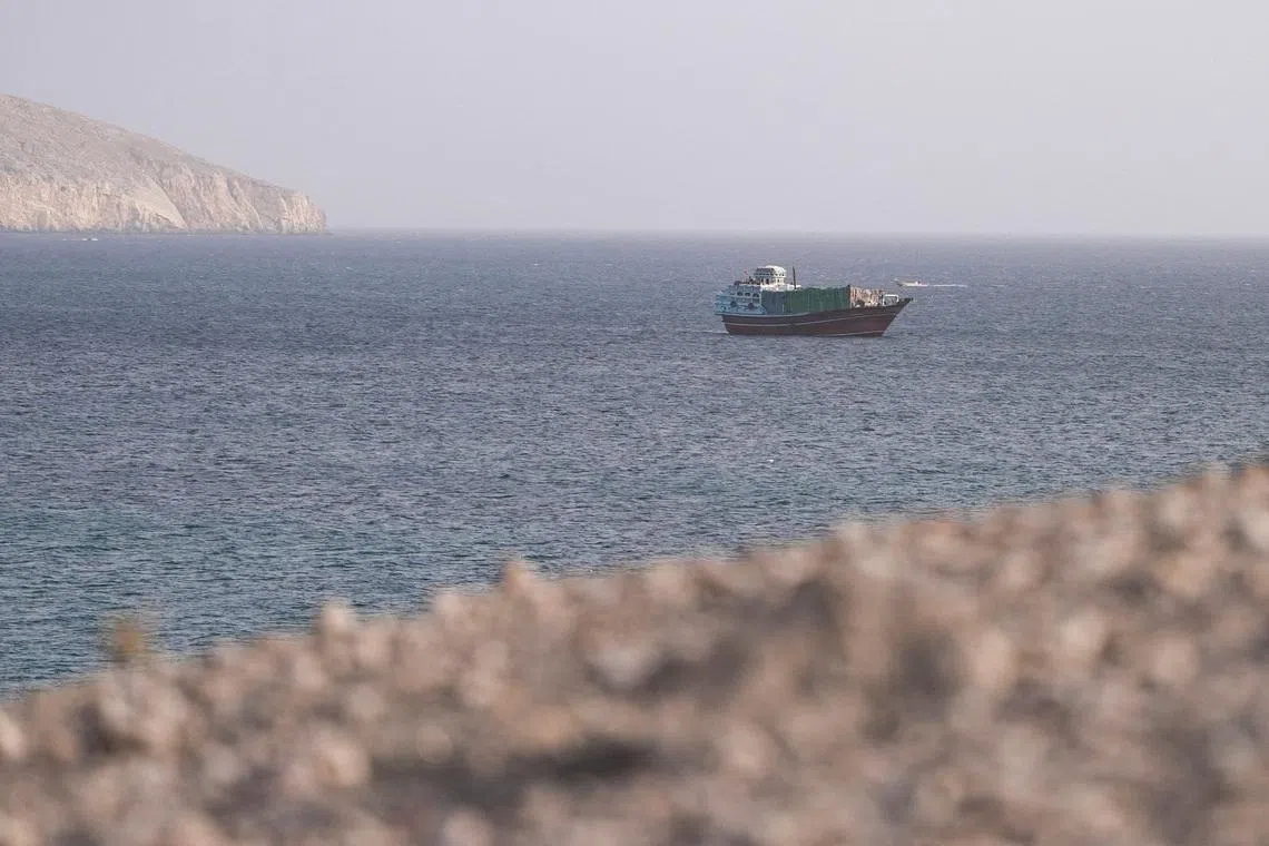 Hình ảnh một con tàu ở eo biển Hormuz, nhìn từ Musandam, Oman, ngày 16 tháng 7. ẢNH: REUTERS