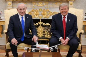 Tổng thống Mỹ Donald Trump (bên phải) gặp Thủ tướng Israel Benjamin Netanyahu tại Nhà Trắng hôm thứ Ba. Maâayan Toaf/GPO/Anadolu/Getty Images
