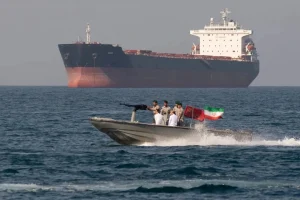 Iran kiểm soát eo biển Hormuz từ đầu xung đột (Ảnh: CNBC).