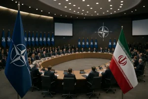 Phòng họp lớn với các lá cờ của NATO và Iran tại hội nghị thượng đỉnh.