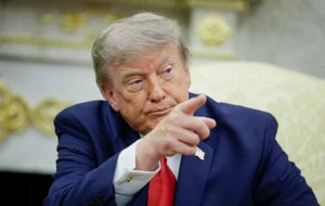 Ông Trump dọa mở rộng không kích, tuyên bố sẽ nhắm vào nhà máy điện và cầu đường của Iran. Ảnh: Reuters