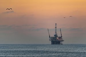 Giá dầu thế giới phục hồi nhẹ nhờ lực mua bù khống, chờ đột phá từ eo biển Hormuz