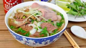 Giá xăng giảm sâu, bát phở vẫn đứng im: Lòng tham tiểu thương hay bất lực của kinh tế vĩ mô
