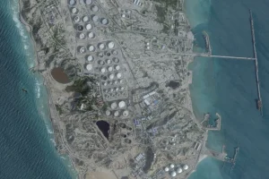 Ảnh vệ tinh cho thấy một kho chứa dầu tại đảo Kharg, Iran, ngày 25 tháng 2 năm 2026 [Nguồn: Planet Labs PBC/REUTERS]