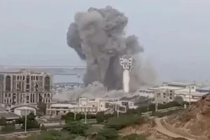 Khói bốc lên ở Chabahar, Iran, trong một ảnh chụp màn hình từ video trên mạng xã hội, được phát hành ngày 15 tháng 7 năm 2026 [Mạng xã hội qua Reuters]