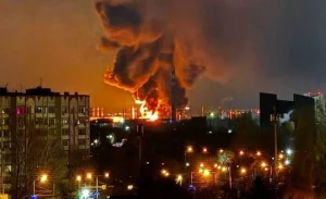 Đám cháy bốc lên từ kho dự trữ nhiên liệu Kristall tại căn cứ không quân Engels-2 (Ảnh: Kyiv Post).