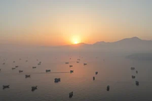Các tàu thuyền trên eo biển Hormuz, nhìn từ Musandam ở Oman, ngày 15 tháng 6 năm 2026 [Reuters]