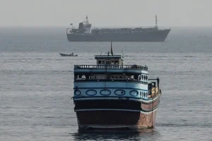 Các tàu thuyền di chuyển trên eo biển Hormuz, nhìn từ Musandam, Oman, ngày 3 tháng 8 năm 2026 [Reuters]