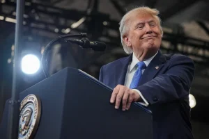 Tổng thống Donald Trump phát biểu tại Trung tâm Huấn luyện và Tình báo David S. Mack ở Garden City, New York, Mỹ, ngày 14 tháng 8 năm 2026 [Ken Cedeno/Reuters]