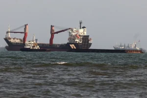 Các tàu thuyền ở eo biển Hormuz, ngoài khơi thành phố cảng Bandar Abbas [Atta Kenare/AFP]