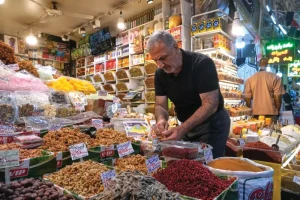 Một cửa hàng thực phẩm tại Tehran. Ảnh: AP