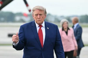 Tổng thống Mỹ Donald Trump giơ ngón tay cái lên trước khi lên chuyên cơ Air Force One để đến Washington, DC [AFP]