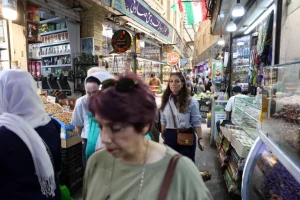 Người dân Iran mua sắm tại một khu chợ ở phía bắc Tehran, Iran, ngày 25 tháng 8 năm 2026 [Abedin Taherkenareh/EPA]