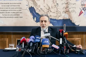 Ngoại trưởng Iran Abbas Araghchi đã đổ lỗi cho Mỹ về việc bạo lực tái diễn ở eo biển Hormuz [Ảnh: Elke Scholiers/Getty Images]