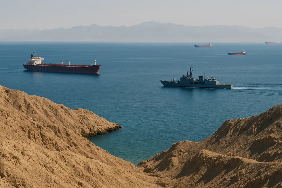 Ông Trump kêu gọi Iran đầu hàng, đe dọa Oman về eo biển Hormuz