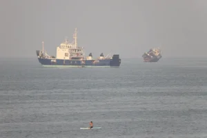 Các tàu thuyền ở eo biển Hormuz gần Bandar Abbas ở Iran [Ảnh: Hãng thông tấn Tây Á/Reuters]