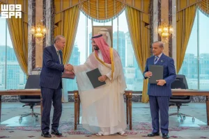 Tổng thống Thổ Nhĩ Kỳ Tayyip Erdogan bắt tay với Thái tử Saudi Arabia Mohammed bin Salman, bên cạnh Thủ tướng Pakistan Shehbaz Sharif, sau khi ký kết thỏa thuận quốc phòng chung tại Mecca, Saudi Arabia, ngày 7 tháng 8 năm 2026 [Thông tấn xã Saudi Arabia/Ảnh cung cấp qua Reuters]
