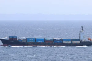 Theo Bộ Chỉ huy Trung ương Mỹ, tàu container Vela Nova đã bị trúng hai tên lửa Hellfire của Mỹ [Reuters].