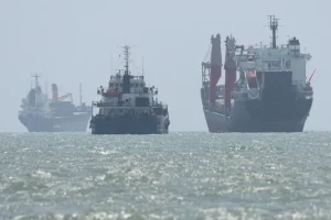 Các tàu thuyền ở eo biển Hormuz gần bãi biển Bandar Abbas, Iran, ngày 25 tháng 8 năm 2026 [Majid Asgaripour/WANA/Reuters]