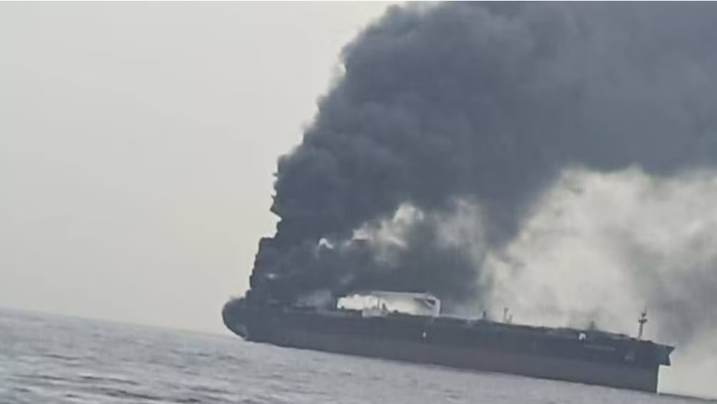 Iran báo cáo tàu thương mại bị tấn công tại eo biển Hormuz: Sụt giảm 90% lưu lượng và bế tắc năng lượng
