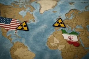 Bản đồ thế giới tập trung vào khu vực Mỹ và Iran với biểu tượng hạt nhân.