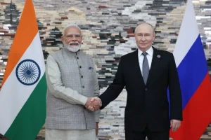 Thủ tướng Ấn Độ Narendra Modi (bên trái) và Tổng thống Nga Vladimir Putin bắt tay chụp ảnh trước cuộc gặp bên lề Hội nghị thượng đỉnh Tổ chức Hợp tác Thượng Hải (SCO) tại Bishkek, Kyrgyzstan, ngày 31 tháng 8 năm 2026 [Petr Kovalev/EPA]