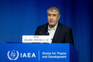 Mohammad Eslami, người đứng đầu Tổ chức Năng lượng Nguyên tử Iran, phát biểu tại hội nghị toàn thể thường niên lần thứ 69 của Cơ quan Năng lượng Nguyên tử Quốc tế ở Vienna, Áo, ngày 15 tháng 9 năm 2025 [Ảnh: Thomas Kronsteiner/Getty Images]