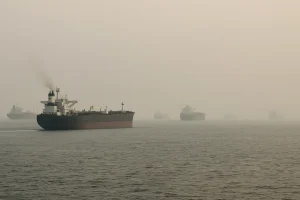 Hình ảnh toàn cảnh của eo biển Hormuz với nhiều tàu vận tải.