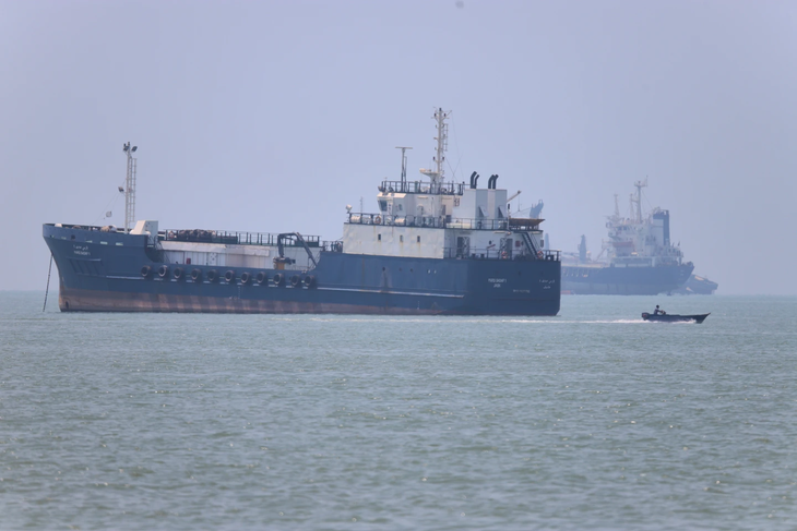 Các tàu neo đậu trên eo biển Hormuz, ngoài khơi thành phố Bandar Abbas, Iran ngày 17-6 - Ảnh: AP