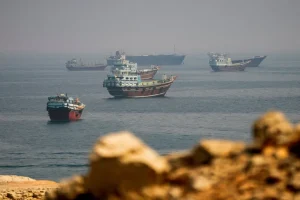 Các tàu thuyền gần eo biển Hormuz, nhìn từ Musandam, Oman, ngày 31 tháng 8 năm 2026. [Stringer/Reuters]
