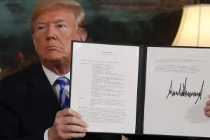Tổng thống Mỹ Donald Trump trưng bày bản ghi nhớ của tổng thống sau khi tuyên bố quyết định rút khỏi thỏa thuận hạt nhân Iran tại Nhà Trắng ở Washington vào ngày 8 tháng 5 năm 2018 [Ảnh: Jonathan Ernst/Reuters]