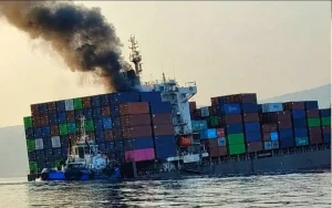 Tàu container cờ Singapore bị tấn công chìm tại eo biển Hormuz, 21 thủy thủ an toàn