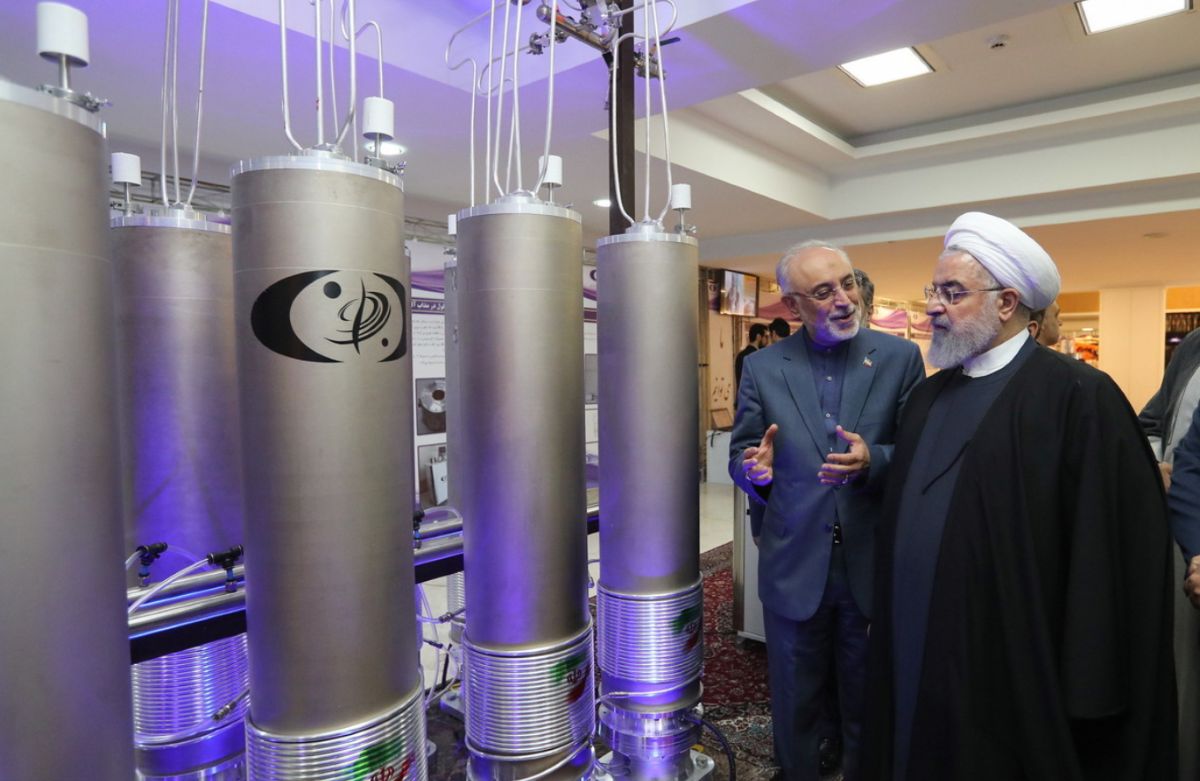 Tổng thống Iran Hassan Rouhani (phải) và Giám đốc Cơ quan công nghệ hạt nhân Iran Ali Akbar Salehi tham quan một cơ sở hạt nhân trong Ngày Công nghệ Hạt nhân Quốc gia tại Tehran, Iran, ngày 9.4.2019. Ảnh: Văn phòng Tổng thống Iran