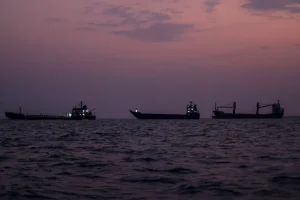 Các tàu thuyền di chuyển qua eo biển Hormuz ngoài khơi thành phố cảng Bandar Abbas ở miền nam Iran vào ngày 5 tháng 9 năm 2026 [Ảnh: Atta Kenare/AFP]