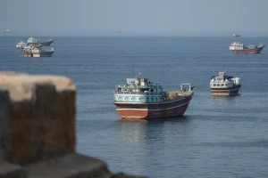 Các tàu neo đậu ngoài khơi Khasab thuộc tỉnh Musandam của Oman, gần eo biển Hormuz, ngày 2 tháng 10 năm 2026 [AFP]