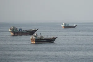 Các tàu neo đậu ngoài khơi bờ biển Khasab thuộc tỉnh Musandam của Oman, gần eo biển Hormuz, vào ngày 2 tháng 10 năm 2026 [AFP]